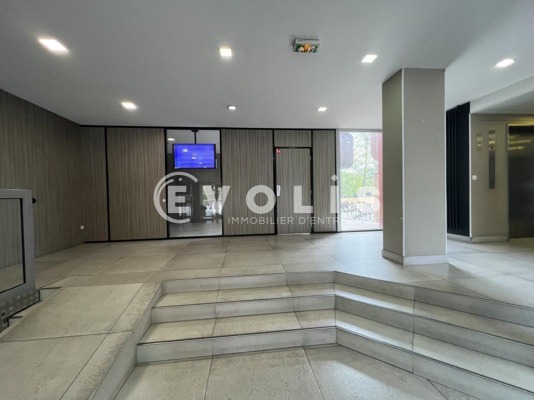 Office in Maisons Alfort to rent Lobby- Image 1 of 16