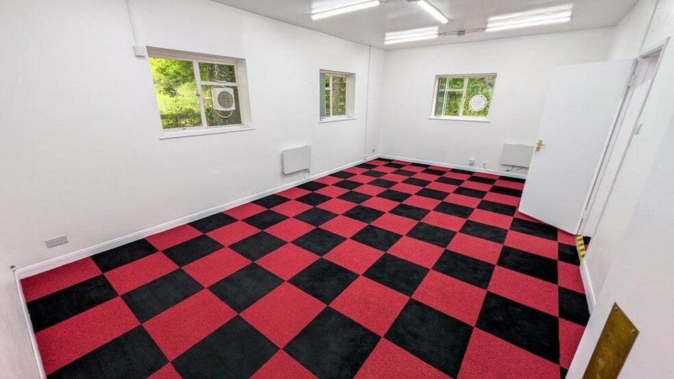 Sample Oak Ln, Chilworth to rent - Building Photo - Image 2 of 4