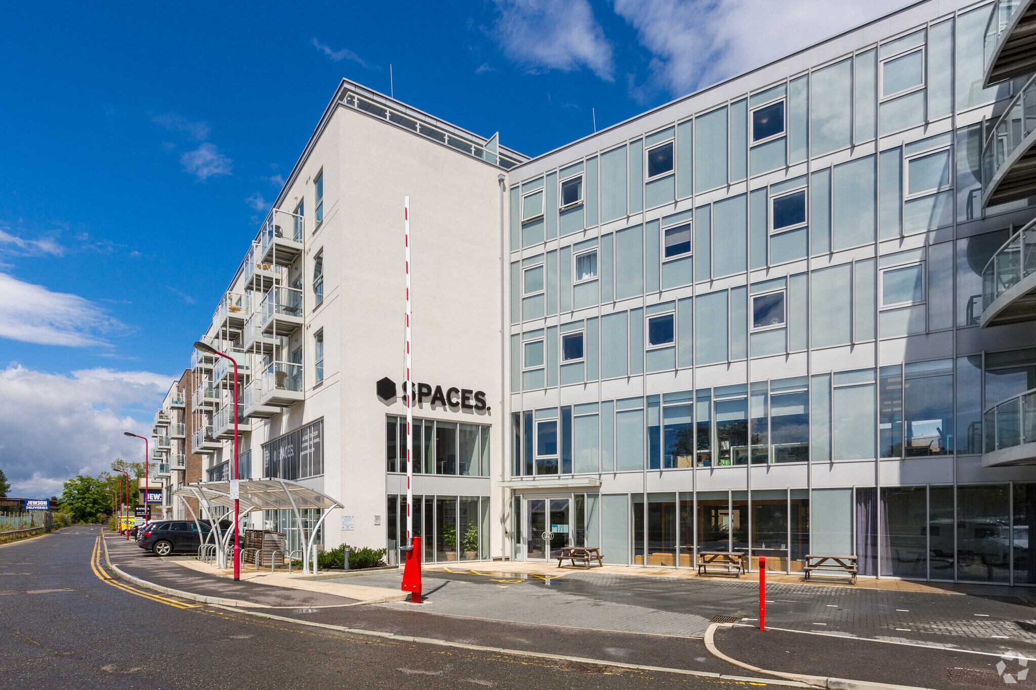 Station Vw, Guildford to rent Building Photo- Image 1 of 4