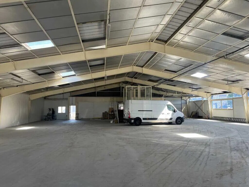 Location Local d'activités 1 300 m² - Photo 1