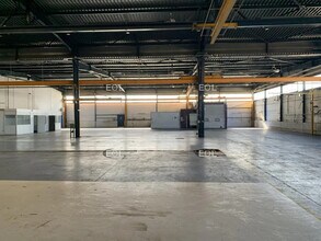 Light Industrial in SAINT-OUEN-L'AUMONE to rent Building Photo- Image 2 of 2