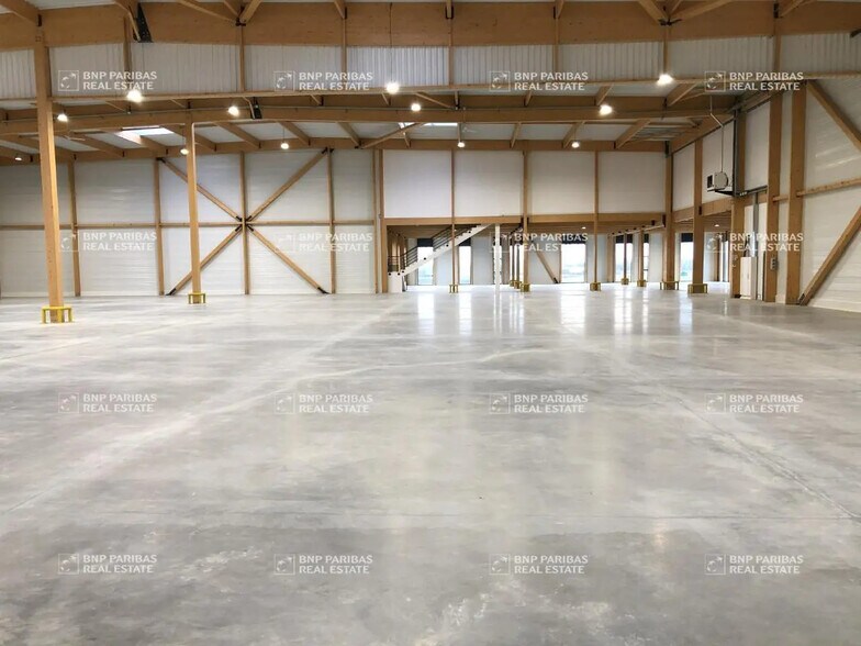 Light Industrial in Louvres to rent - Primary Photo - Image 1 of 16