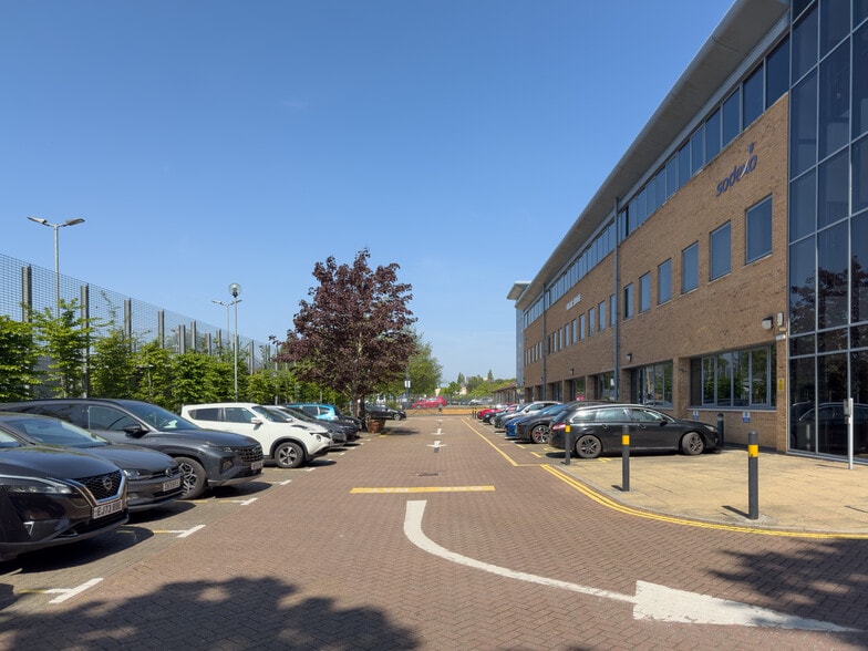 Kings Way, Stevenage to rent - Building Photo - Image 2 of 4