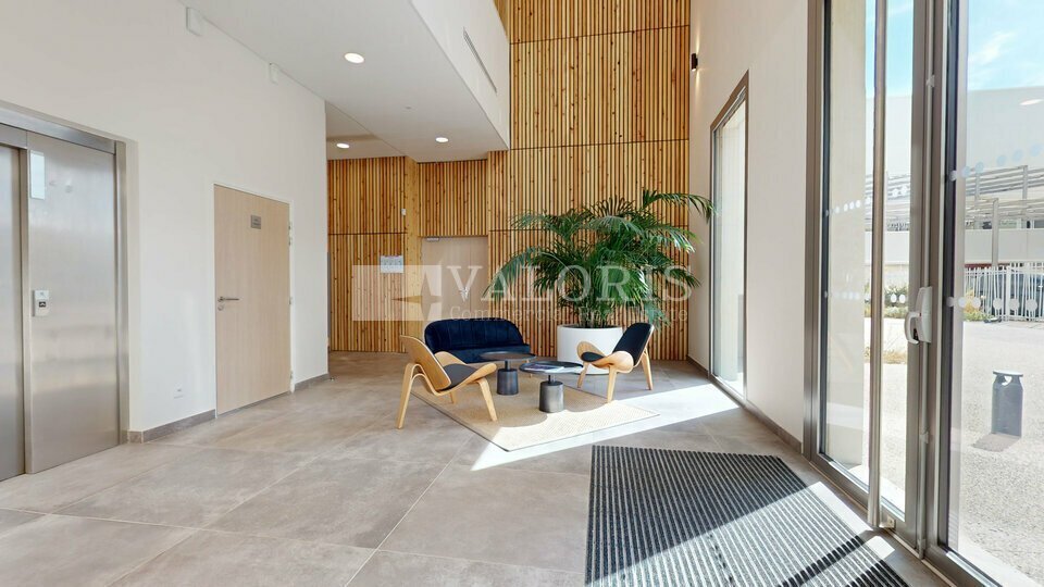 8 A Avenue Simone Veil, Décines-Charpieu to rent - Lobby - Image 2 of 14