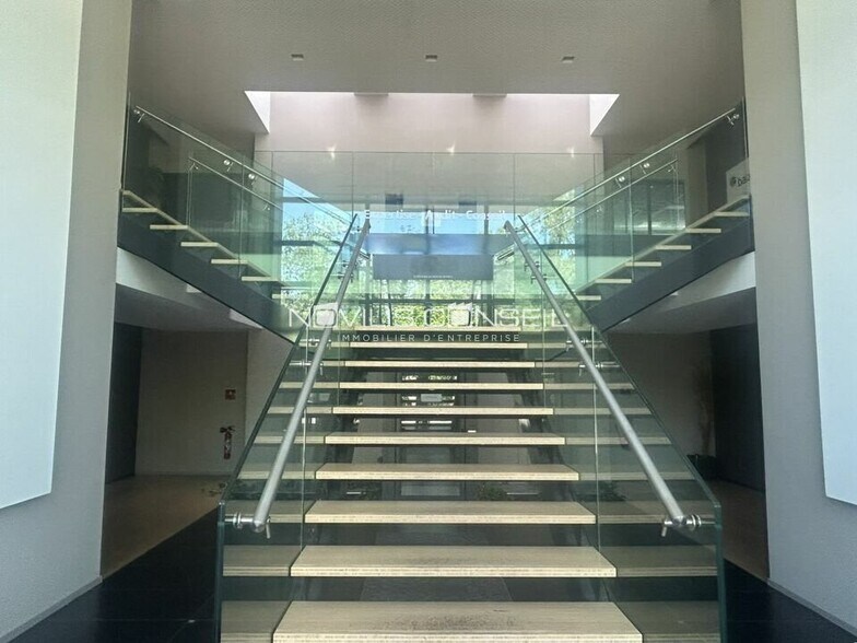 Office in Labège for sale - Lobby - Image 2 of 9