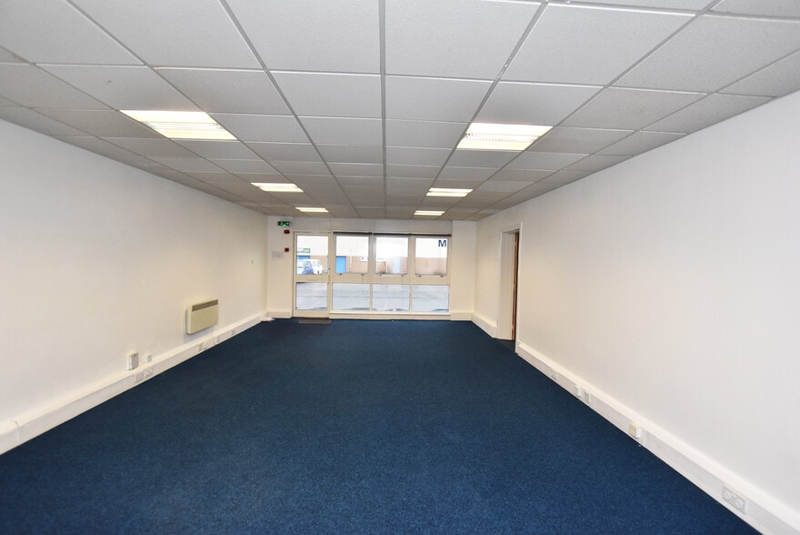 Newhouse Rd, Grangemouth to rent - Building Photo - Image 2 of 6