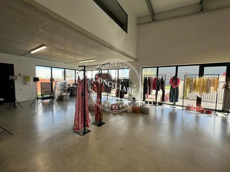Location Local d'activités 280 m² - Photo 1