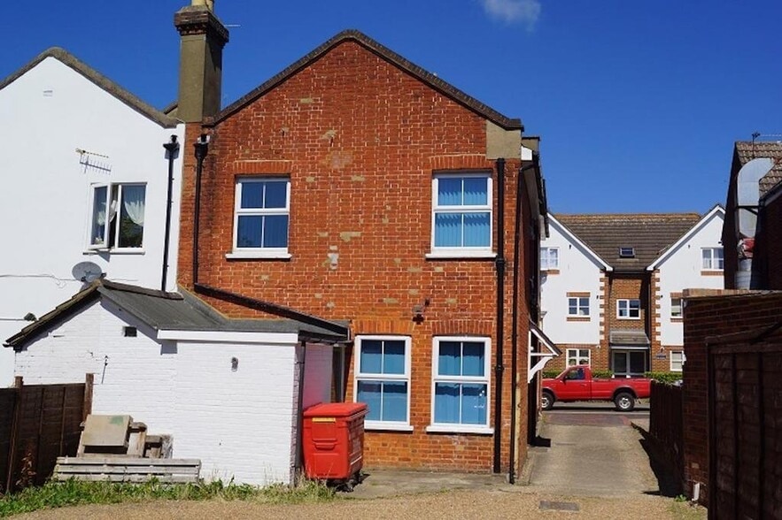 52 High St, Woking to rent - Building Photo - Image 2 of 8