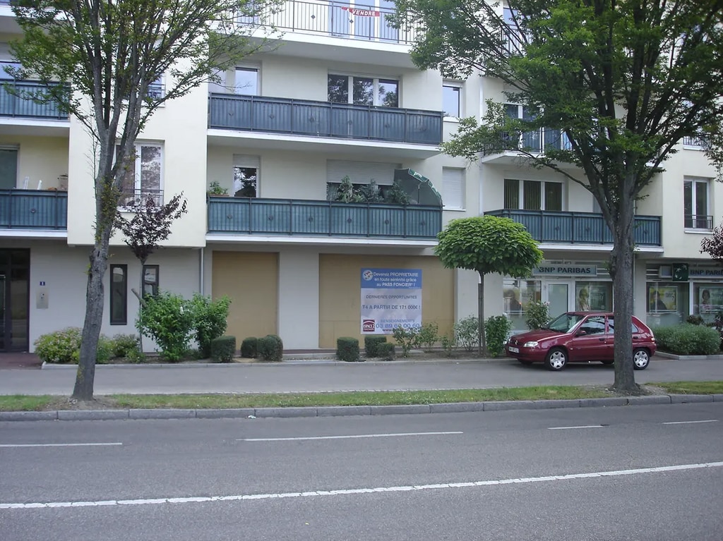 Location Commerce 150 m² à 287 m² - Photo 1