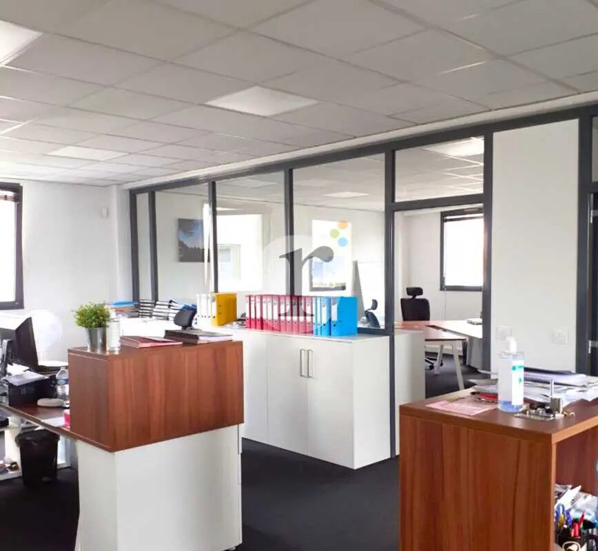 Office in VILLENEUVE-D'ASCQ to rent Interior Photo- Image 1 of 7
