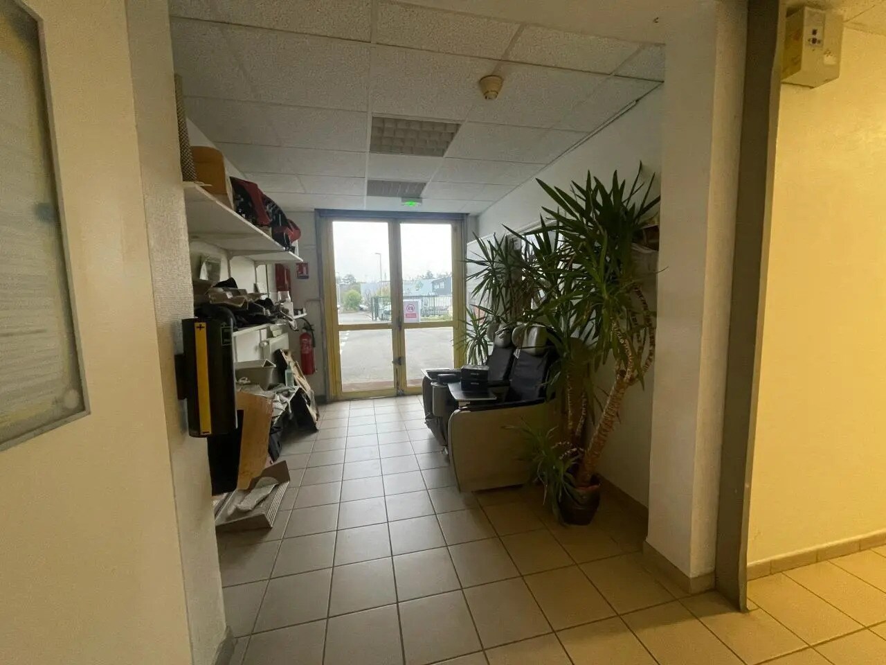 Light Industrial in La Ville-du-Bois to rent Building Photo- Image 1 of 15