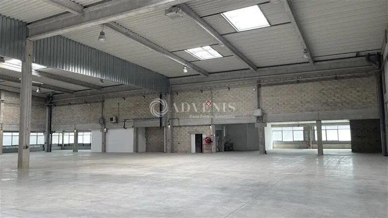 Light Industrial in Lieusaint to rent - Interior Photo - Image 3 of 12