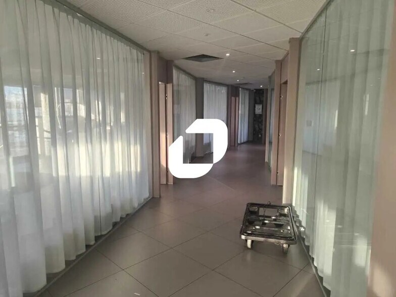 Office in Nanterre to rent - Interior Photo - Image 2 of 8