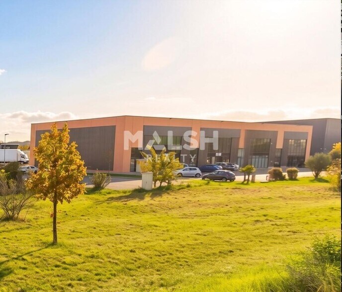 Retail in Saint-Quentin-Fallavier to rent - Building Photo - Image 1 of 2