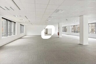 Office in Rueil-Malmaison to rent Interior Photo- Image 2 of 2