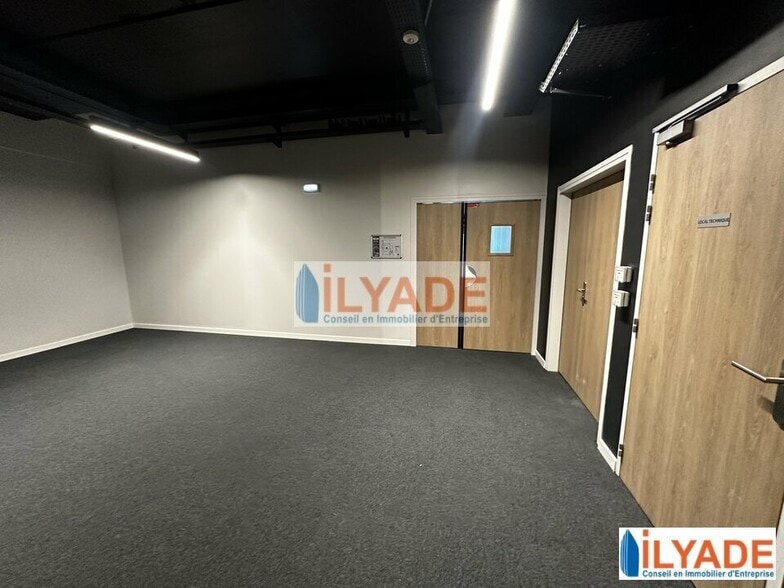 Retail in La Ciotat for sale - Building Photo - Image 3 of 12