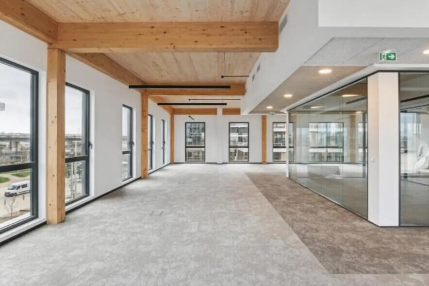 Avenue De La Commune De Paris, Nanterre to rent - Building Photo - Image 3 of 10