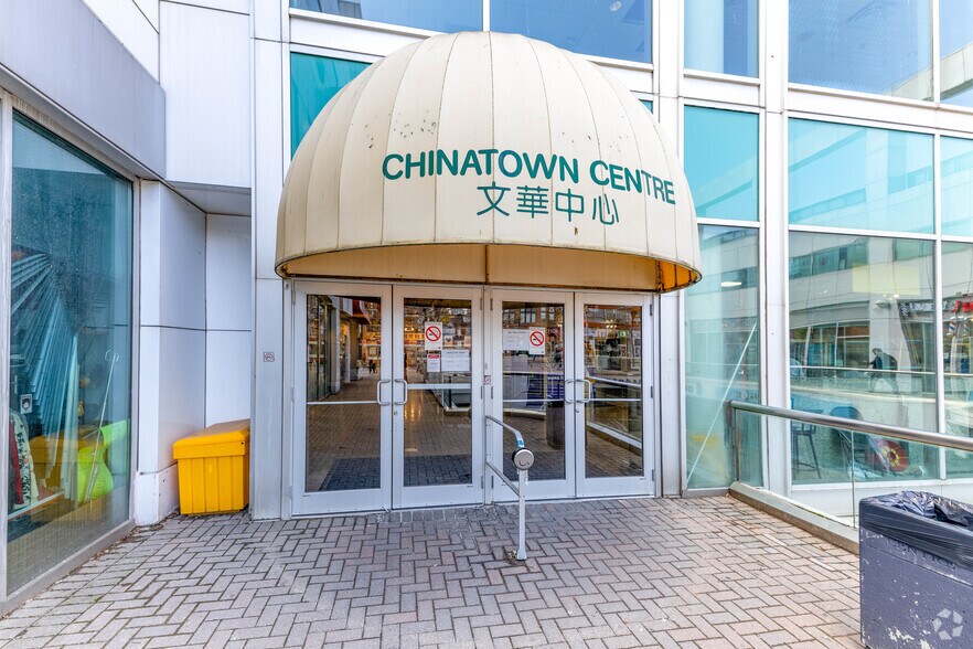 222 Spadina Ave, Toronto, ON for sale - Building Photo - Image 2 of 6