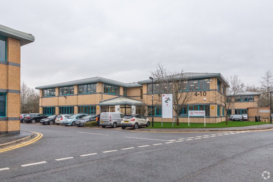 4-10 The Quadrant, Abingdon to rent - Building Photo - Image 1 of 7