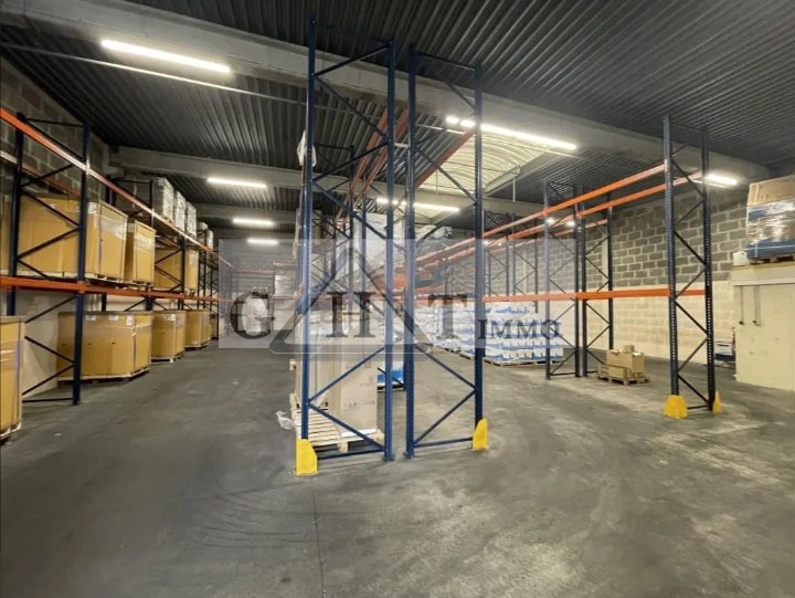 Industrial in Noisy-le-Grand to rent - Interior Photo - Image 2 of 2