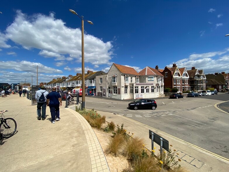 61 Pier Rd, Littlehampton for sale - Building Photo - Image 1 of 1