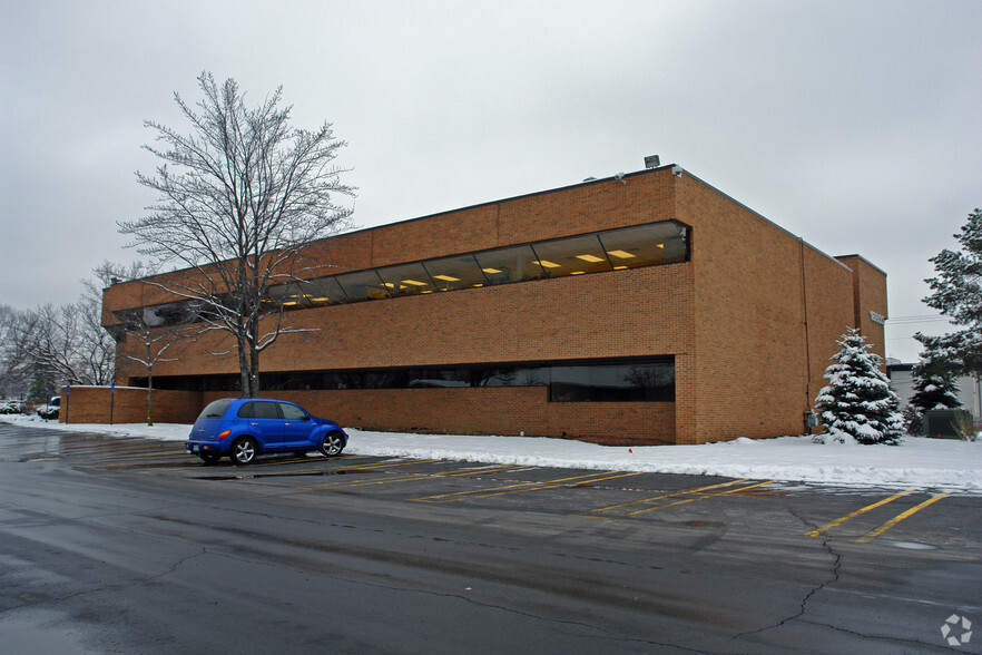 16800 W Twelve Mile Rd, Southfield, MI for rent - Primary Photo - Image 1 of 3