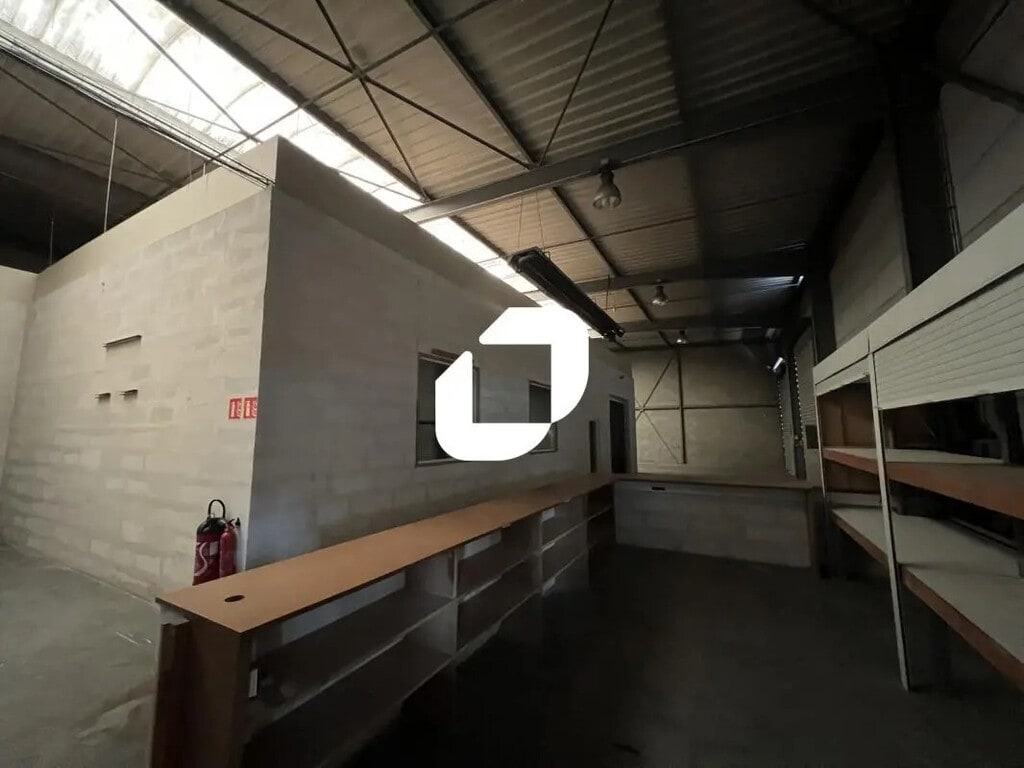 Location Local d'activités 700 m² - Photo 1