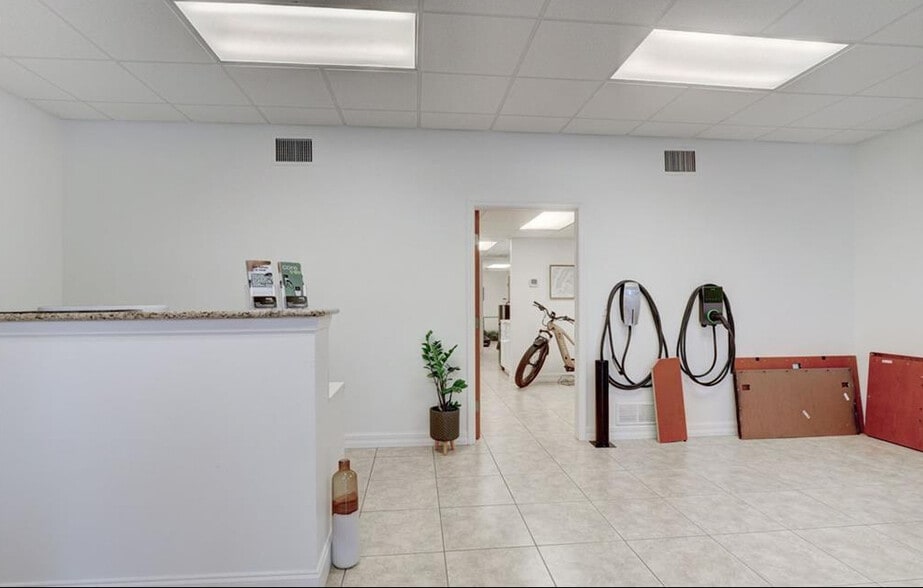 4707 Enterprise Ave, Naples, FL for rent - Interior Photo - Image 3 of 12