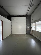 Light Industrial in Trappes for sale Interior Photo- Image 1 of 13