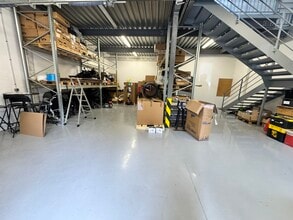 Light Industrial in Saint-Ouen-l'Aumône to rent Interior Photo- Image 1 of 12