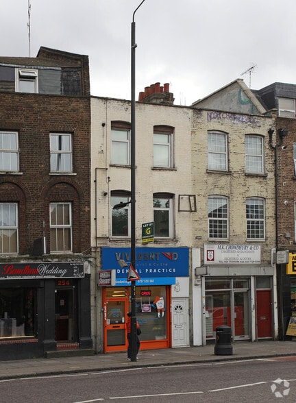 252 Bethnal Green Rd, London to rent - Building Photo - Image 3 of 4
