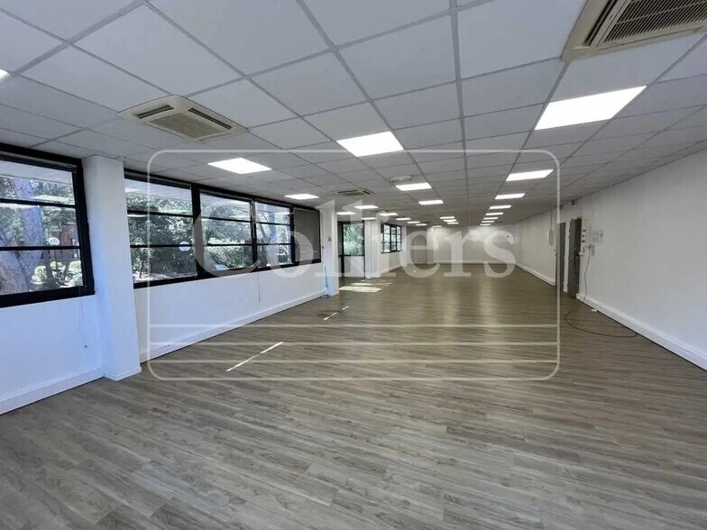 Office in Aix-en-Provence to rent - Building Photo - Image 3 of 7
