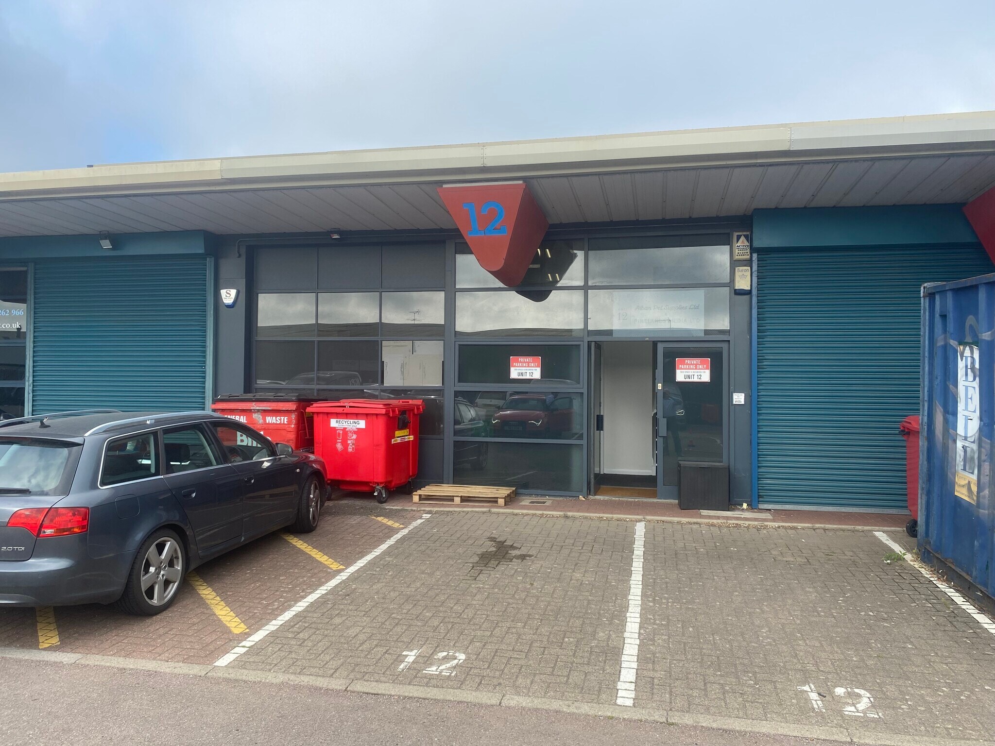 Travellers Clos, North Mymms to rent Building Photo- Image 1 of 7