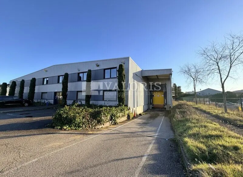 4 Rue Fulgencio Gimenez, Vaulx-en-Velin to rent - Building Photo - Image 2 of 8