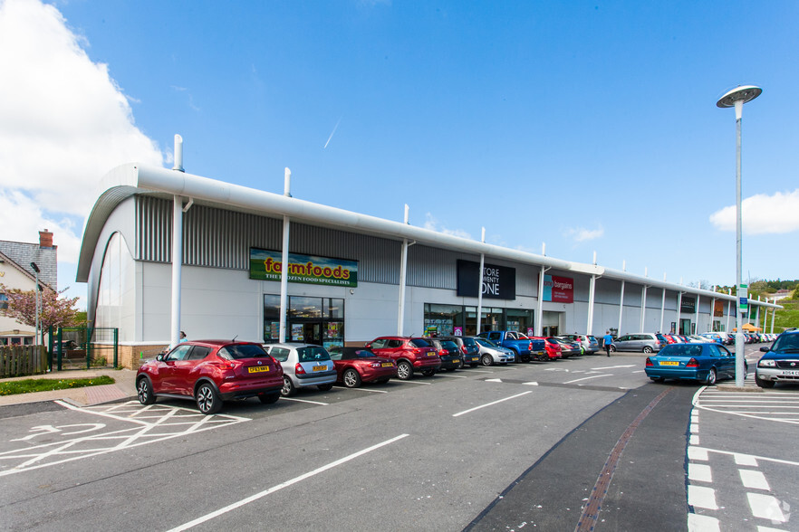 Units 1-7 Lakeside Retail Park, Brynmawr for rent - Primary Photo - Image 1 of 7