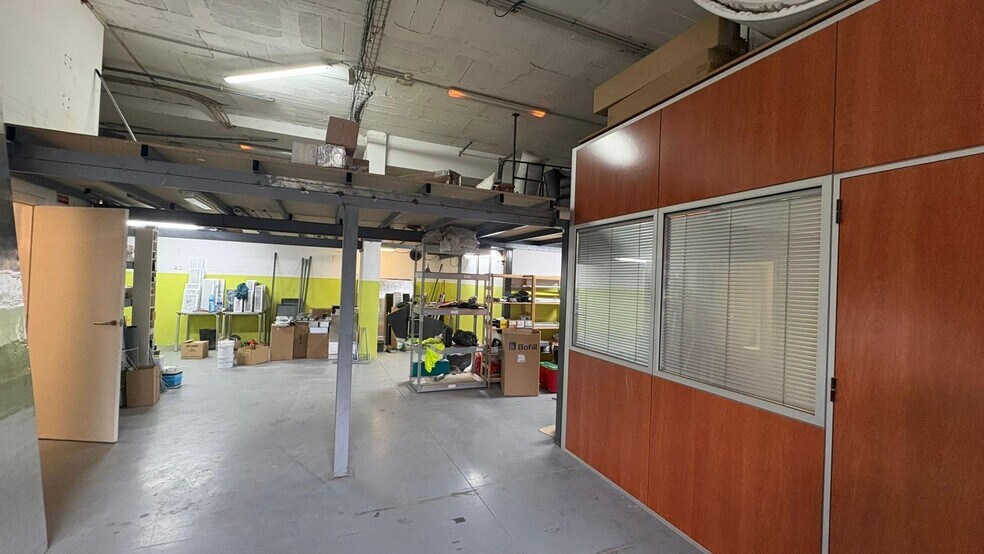 Retail in Montcada i Reixac, Barcelona to rent - Interior Photo - Image 2 of 4