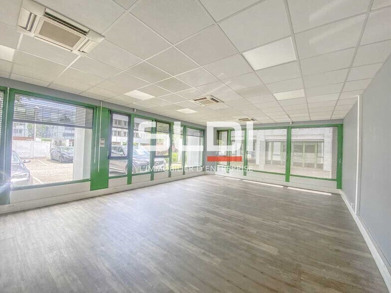 Rue Colonel Chambonnet, Bron to rent - Interior Photo - Image 2 of 6