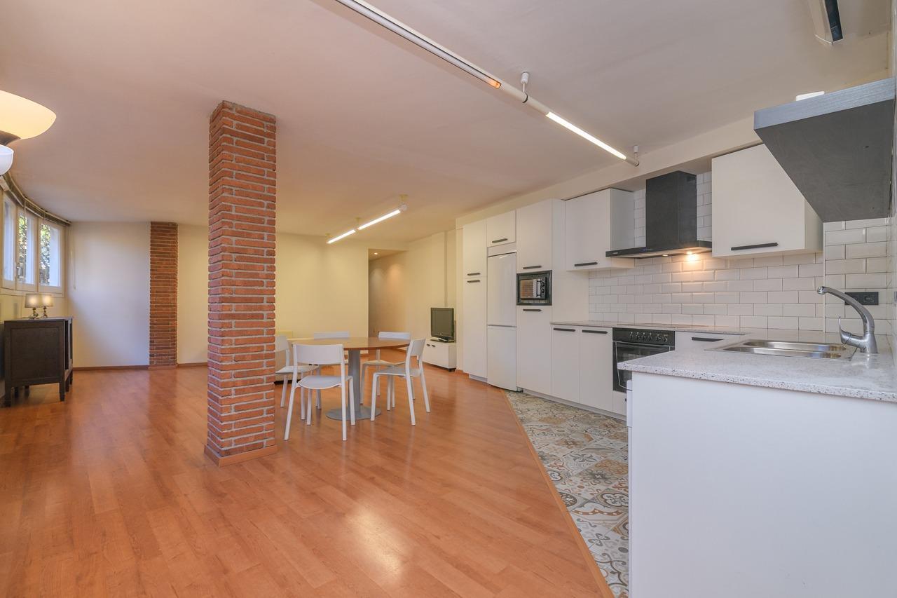 Manresa, BAR 08241 - Unit - - - Interior Photo - Image 2 of 17