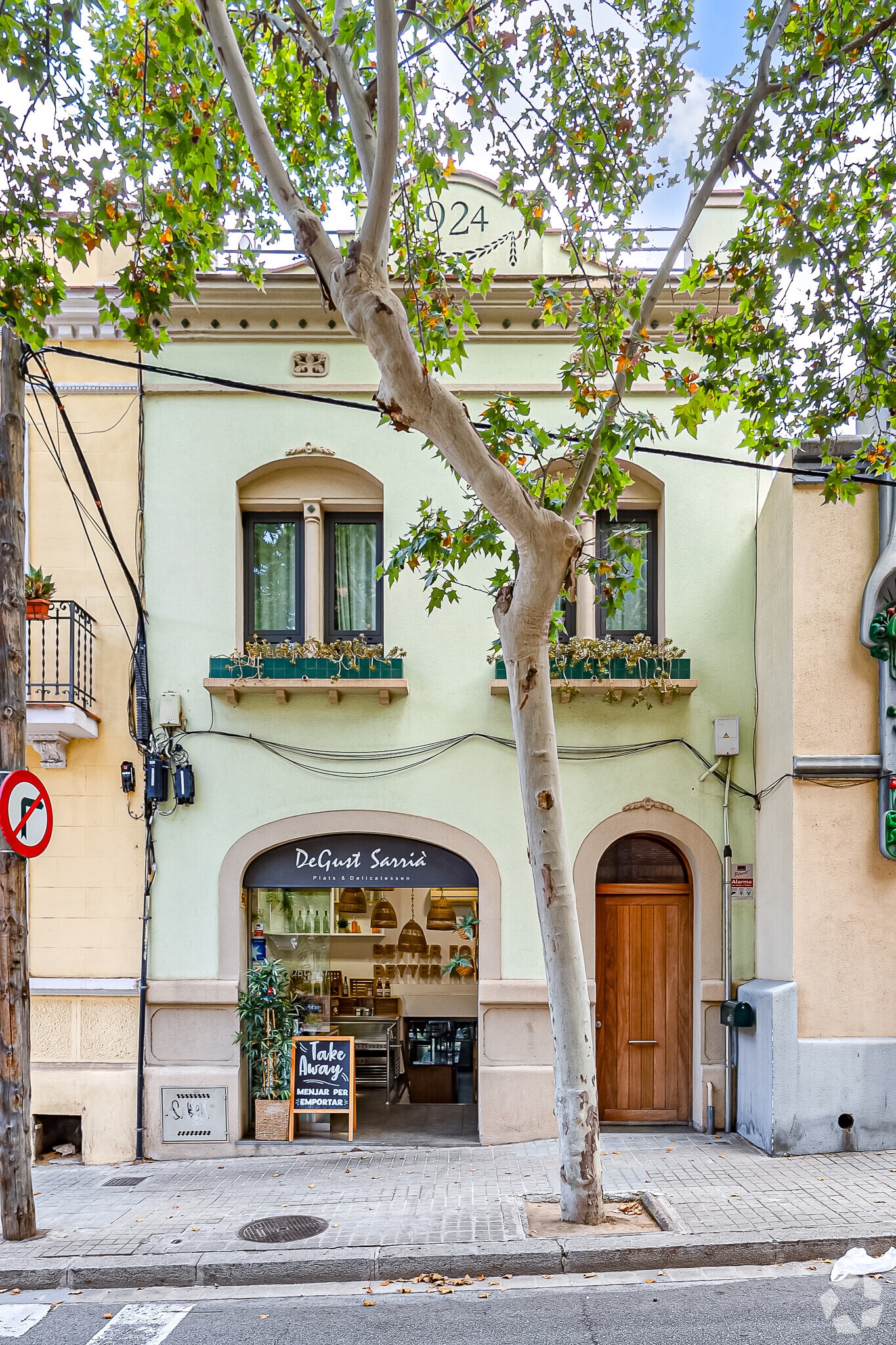 Retail in Barcelona, Barcelona to rent Primary Photo- Image 1 of 2