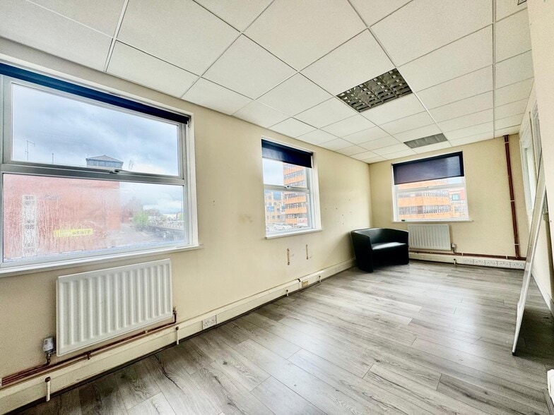 14-26 Victoria St, Luton to rent - Building Photo - Image 2 of 16