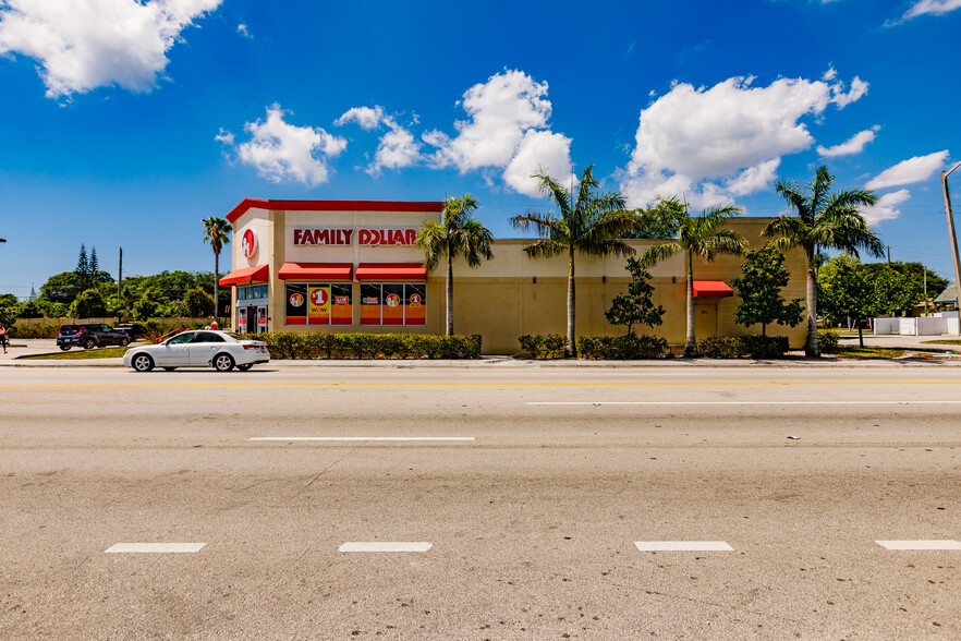 633 W Pembroke Rd, Hallandale Beach, FL for sale - Building Photo - Image 2 of 5