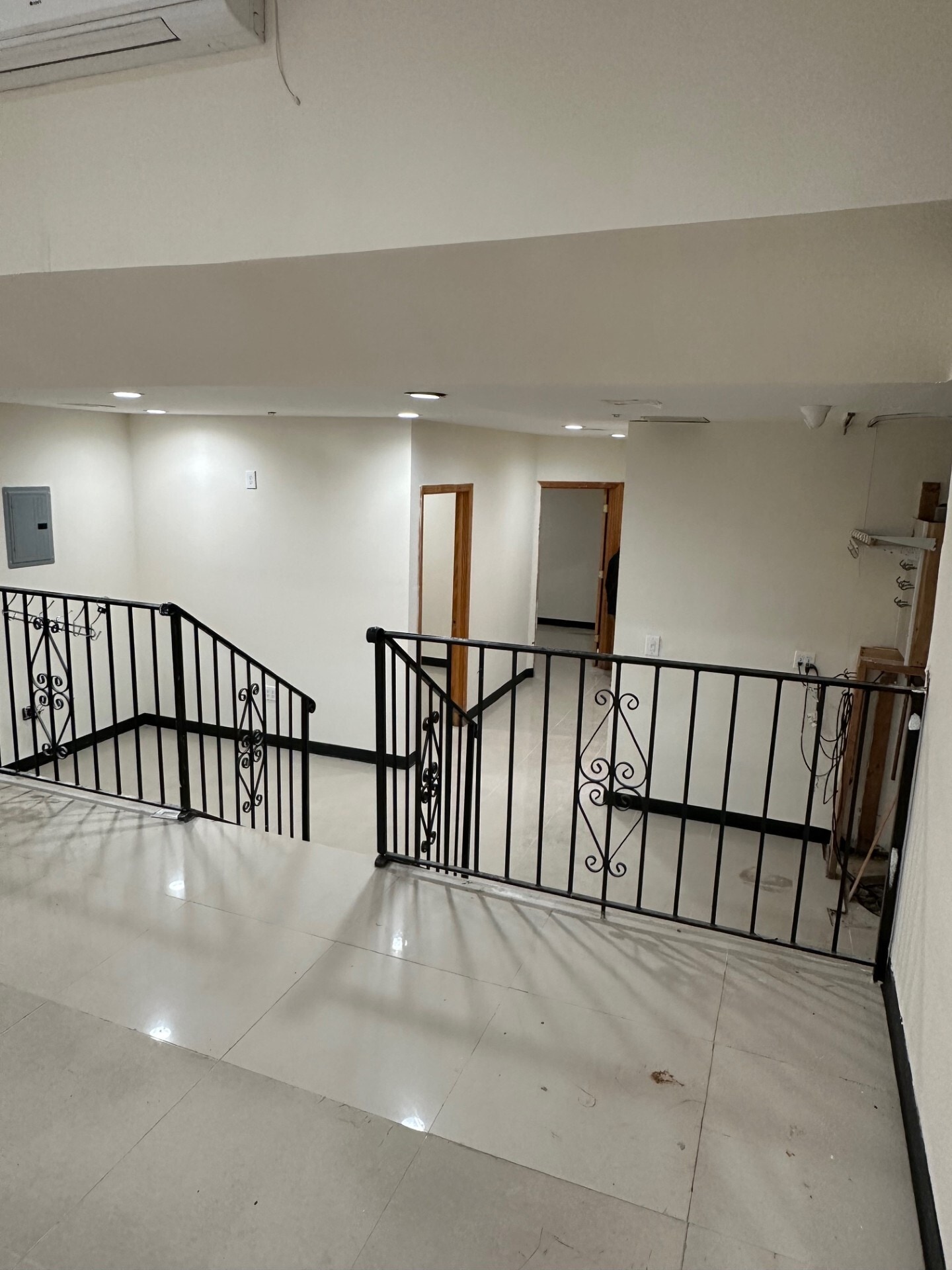 104-65 Roosevelt Ave, Flushing, NY to rent Interior Photo- Image 1 of 6