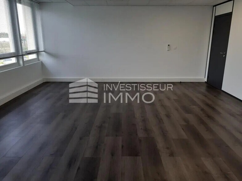 Office in Ris-Orangis to rent - Interior Photo - Image 3 of 5