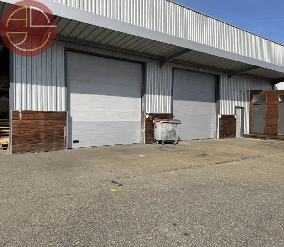 Location Entrepôt 770 m² - Photo 1