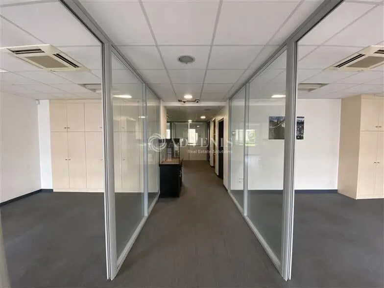 Office in Montrouge to rent - Interior Photo - Image 1 of 6