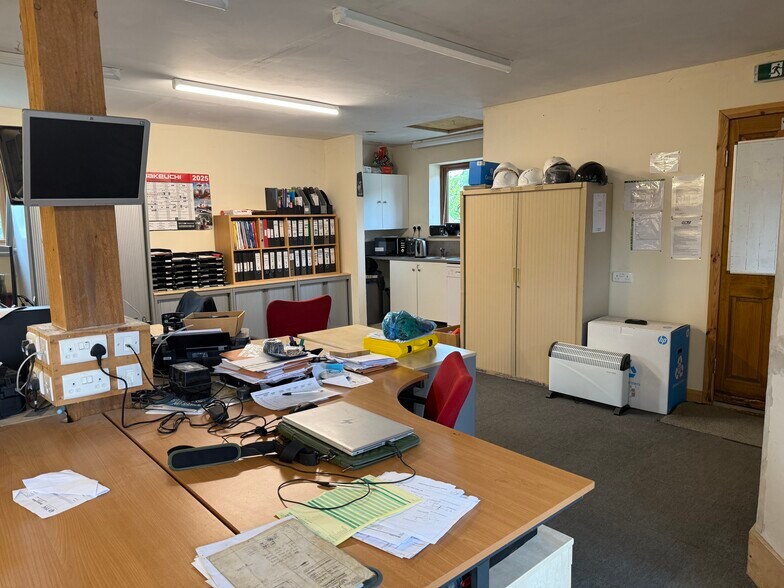 Unit 11 Crays Court, Goose Green, Pulborough to rent - Building Photo - Image 3 of 5