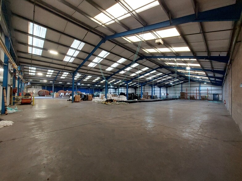 33 Ladeside Gdns, Kilbirnie to rent - Building Photo - Image 2 of 5