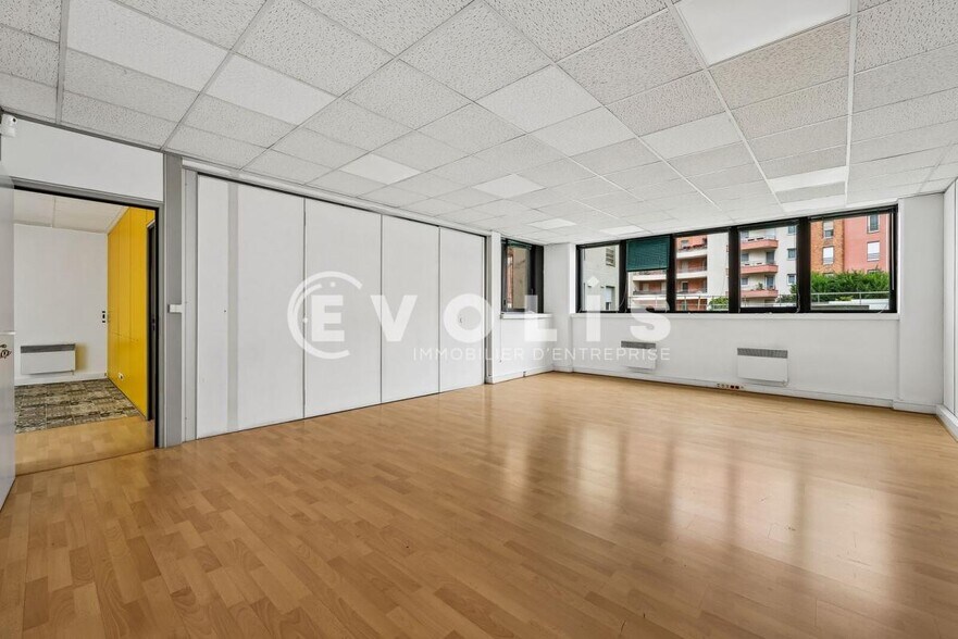 Office in Le Kremlin-Bicêtre to rent - Building Photo - Image 3 of 12