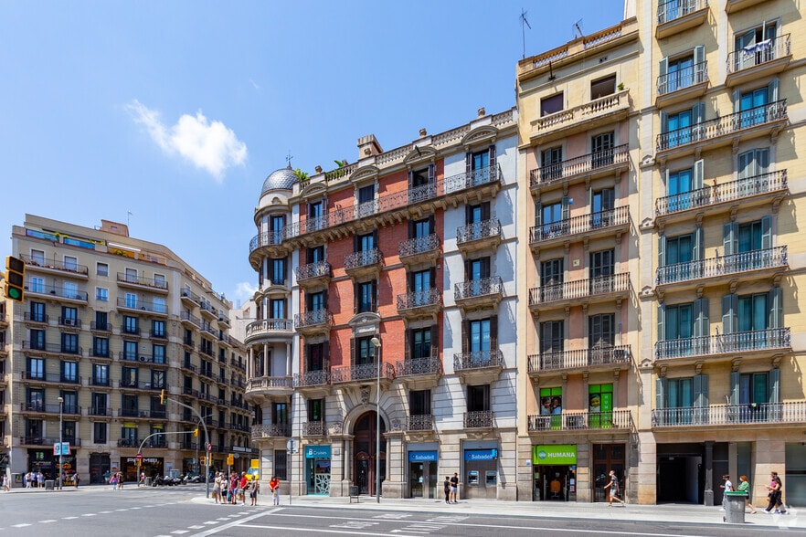 Office in Barcelona, Barcelona to rent - Building Photo - Image 3 of 7