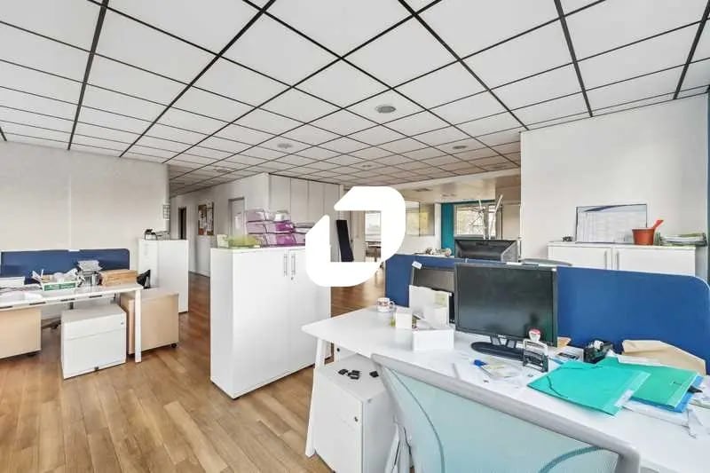 18 Avenue Carnot, Cachan to rent - Interior Photo - Image 2 of 15